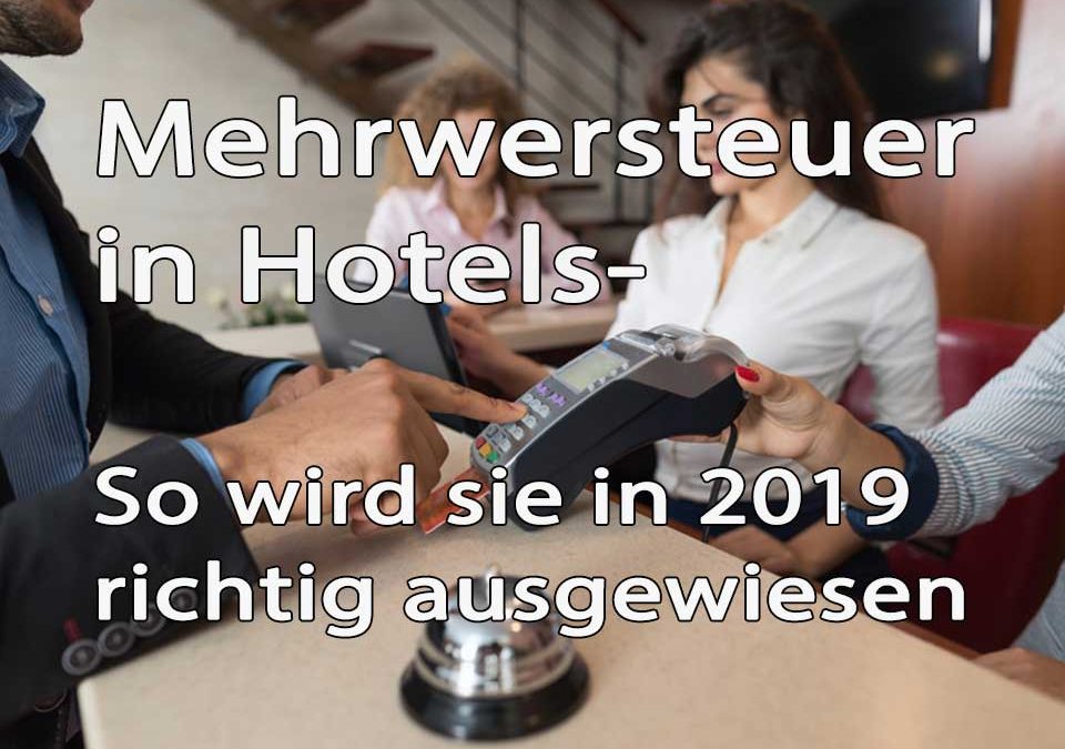 Mehrwertsteuer in Hotel Text im Hintergrund bezahlt ein Mann im Hotel mit Kreditkarte